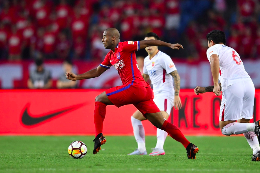 卡尔斯鲁厄保级生死较量,全力以赴争取生机  卡尔斯鲁厄保级生死较量,全力以赴争取生机